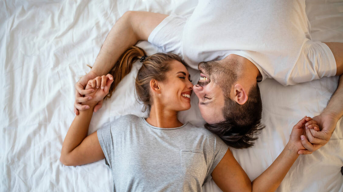 Zwischen Freundschaft und Beziehung: Situationships passen für manche Menschen – für andere nicht. / © Getty Images/dragana991