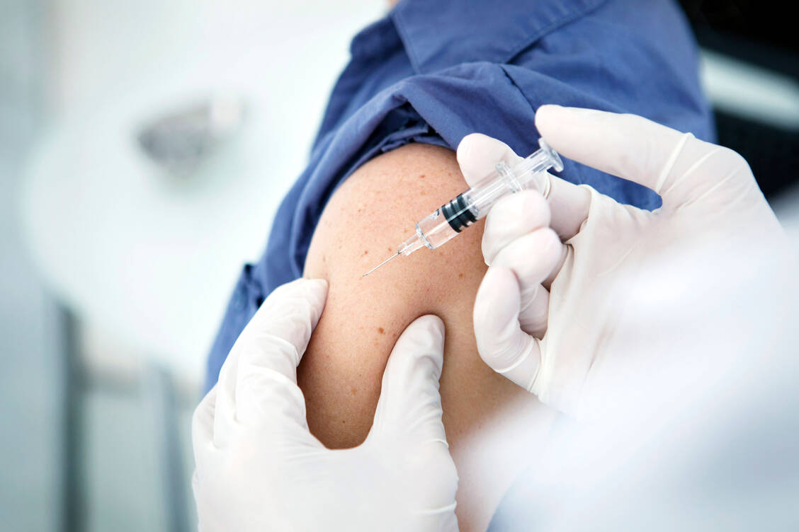 Die Grippeimpfung in der Apotheke soll nach den Forderungen vom Verband innovativer Apotheken (via) bald bundesweit und flächendeckend Realität werden. / Foto: Your Photo Today