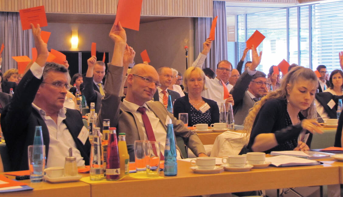 Die Delegierten der Bayerischen Landesapothekerkammer (BLAK, Archivbild) könnten schon bald eine Satzungsänderung beschließen, nach der die Wahlperiode auf bis zu sechs Jahre verlängert wird. / Foto: PZ/Gensthaler