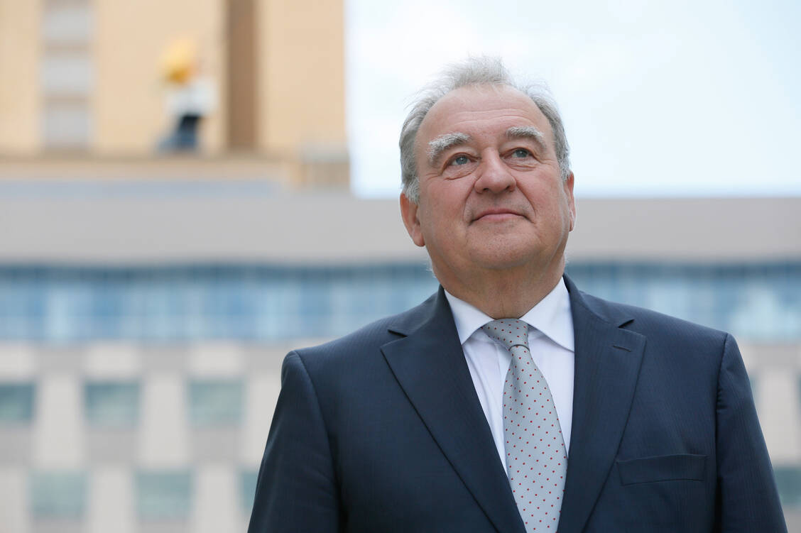 Nicht alles in einen Topf werfen: DAV-Chef Fritz Becker fordert, das Botendiensthonorar unabhängig von anderen Vergütungsformen zu regeln.  / Foto: PZ/Zillmer