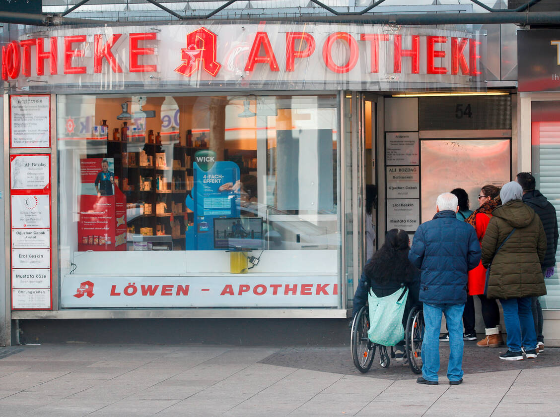 Zu Beginn der Corona-Pandemie Anfang März kamen noch viele Kunden in die Apotheken. Ab April blieben die Menschen zuhause und bestellten vermehrt online ihren medizinischen Bedarf. / Foto: dpa
