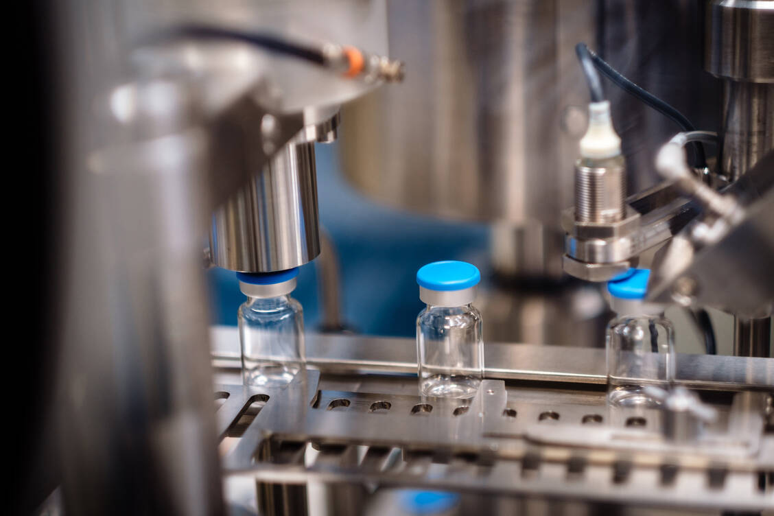 Biontechs Impfstoff muss noch mit Kochsalzlösung verdünnt werden. Eine Ampulle enthält dann fünf Impfdosen. / Foto: Biontech