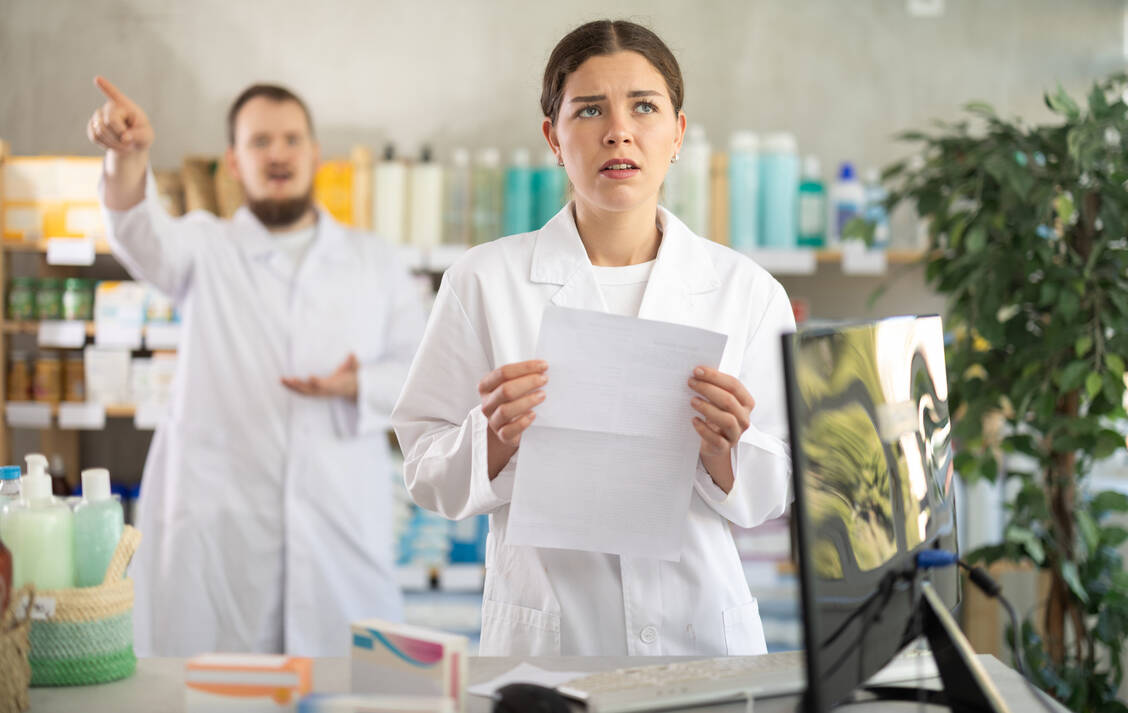 Bloß Kritik? Oder gezielte Anfeindung und Verleumdung? Arbeitgeber müssen Mobbing am Arbeitsplatz aktiv bekämpfen und hierfür geeignete Maßnahmen ergreifen. / © Adobe/JackF