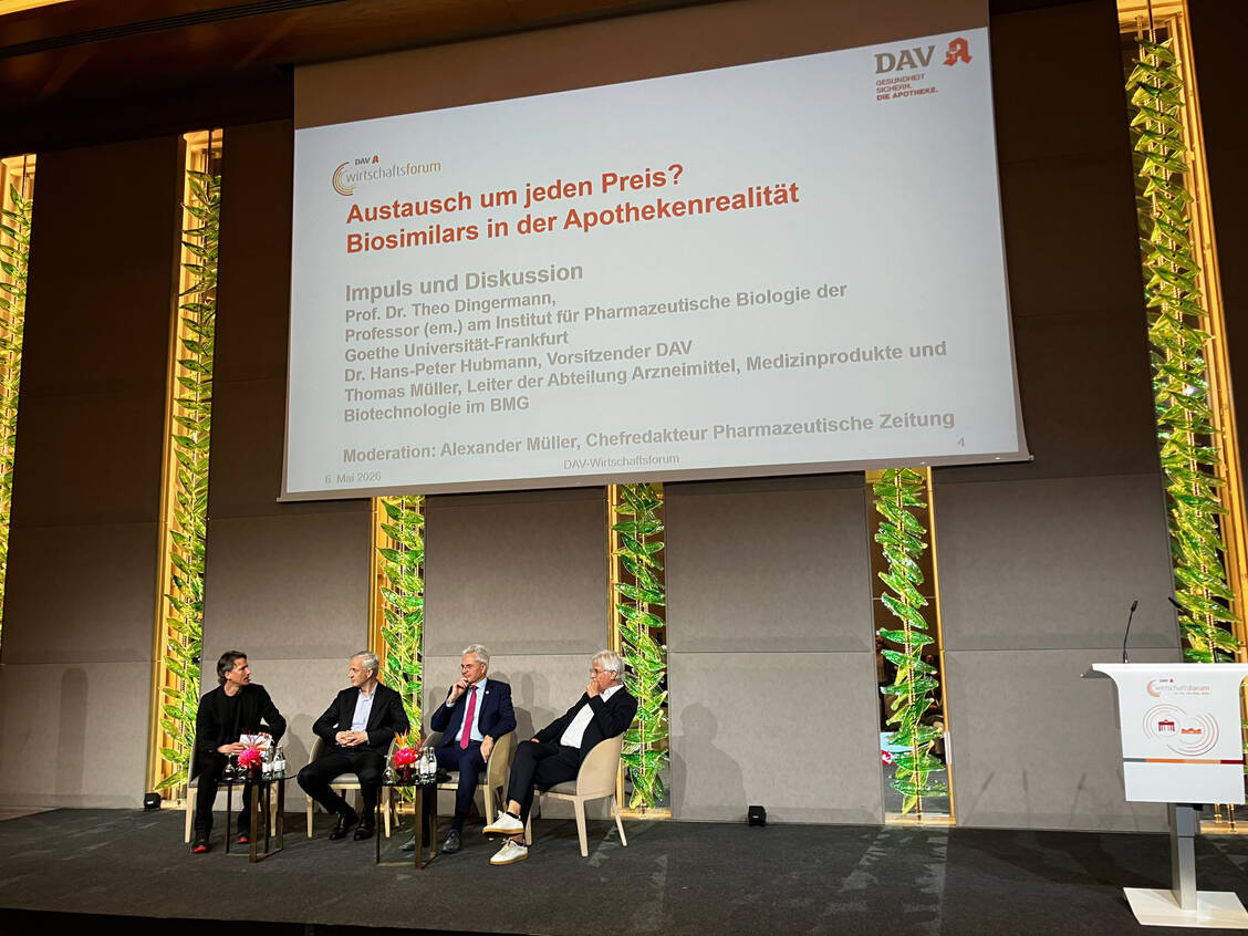PZ-Chefredakteur Alexander Müller moderierte die Talkrunde zum Biosimilar-Austausch mit BMG-Abteilungsleiter Thomas Müller, DAV-Chef Hans-Peter Hubmann und PZ-Senior Editor Professor Theo Dingermann (von links). / © PZ/Daniela Hüttemann