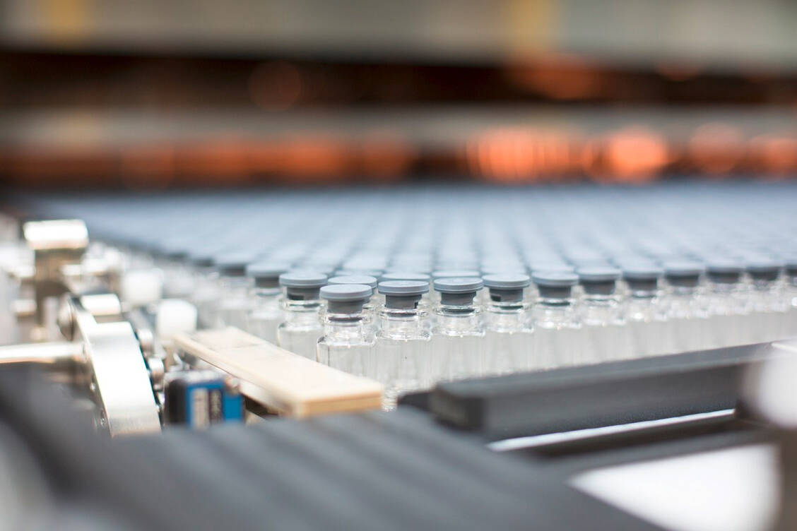 In Dessau (Sachsen-Anhalt) stellt IDT Biologika für die Impfstoffe von Astra-Zeneca und Janssen Produktions- und Abfüllkapazitäten zur Verfügung. Durch viele solcher Kooperationen hat sich in der EU ein breites Netz an Impfstoffproduktionsstandorten gebildet. / Foto: IDT Biologika