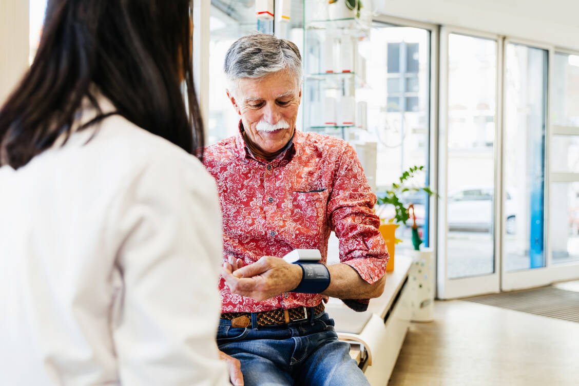 Bluthochdruck-Patienten unter antihypertensiver Therapie sollten regelmäßig ihren Blutdruck selbst kontrollieren. In der Apotheke wird gezeigt, wie es richtig geht und Messfehler vermieden werden. / Foto: Getty Images/Tom Werner