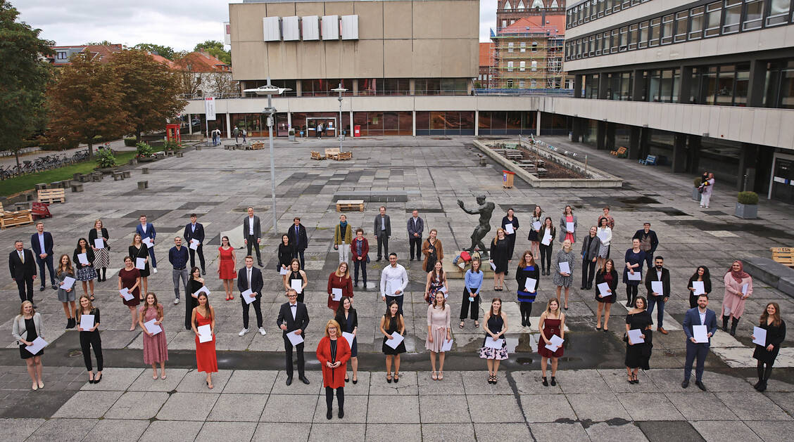 Das diesjährige Pharmazie-Abschlusssemester sowie weitere Gäste der Examensfeier stehen auf dem Forumsplatz der TU Braunschweig. / Foto: Tien Trung Do/TU Braunschweig