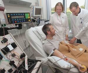 Das Herausfiltern von Blutstammzellen an der Apherese-Maschine kann für die Patienten eine starke Belastung sein. Durch Plerixafor wird die Sitzungsdauer verkürzt.
<p class="fotonachweis">Foto: Klinikum der Universität Heidelberg</p>