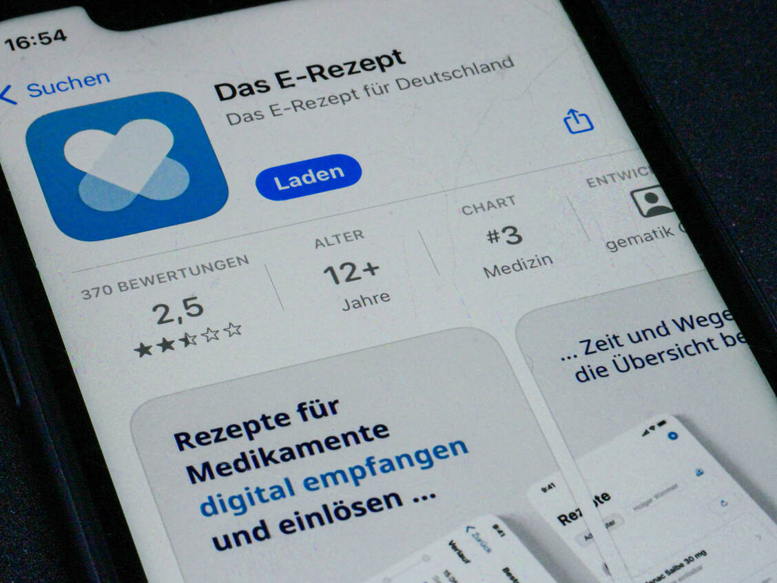 Bisher mussten Nutzer die App regelmäßig aufrufen, um zu prüfen, ob beispielsweise ein angefordertes Folgerezept bereits ausgestellt worden war. / © Imago/Rüdiger Wölk