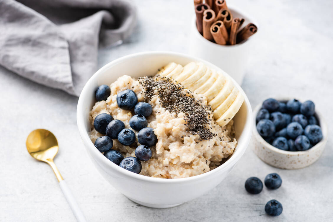 Haferflocken für einen guten Start in den Tag: Sie sättigen und können helfen, den LDL-Cholesterol-Wert und die Triglyceride zu senken.  / Foto: Adobe Stock/Vladislav Noseek