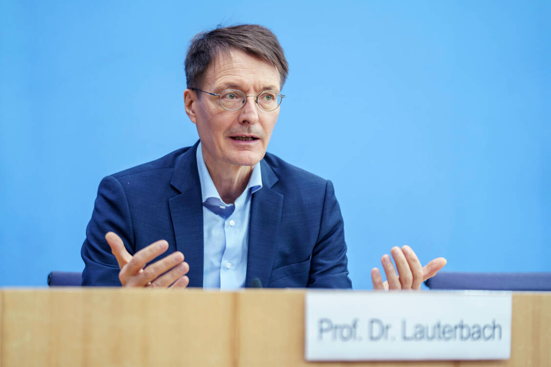 In einer Kampagne rufen Ärzte und Apotheker Karl Lauterbach auf, die Rahmenbedingungen für beide Berufsgruppen zu verbessern. / Foto: Imago Images/Chris Emil Janßen