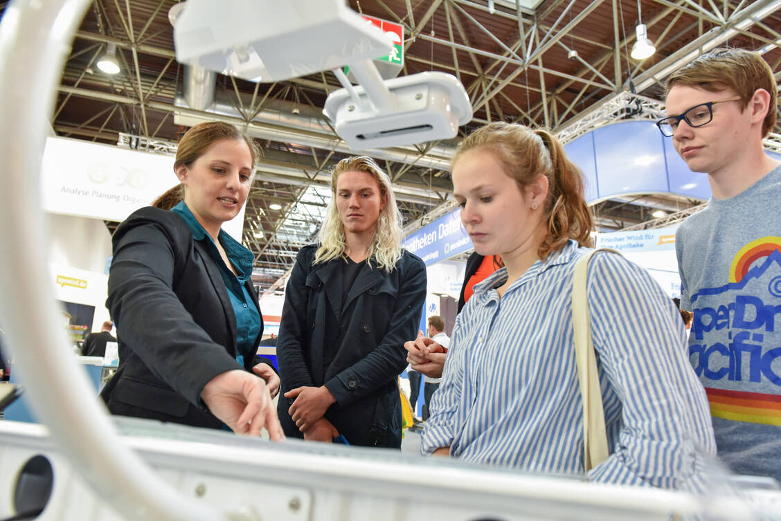Bei der diesjährigen Expopharm findet täglich ein Themenrundgang für Pharmaziestudierende und PhiP statt, bei dem sie erfahren, was die Messe für sie zu bieten hat. / Foto: Copyright: Oliver Wachenfeld für ZWEILUX