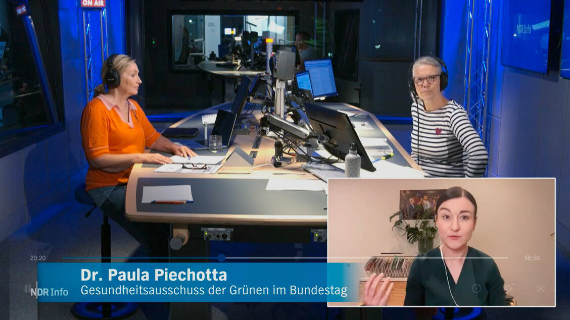 NDR-Moderatorin Birgit Langhammer (rechts) erörterte mit ihren beiden Studiogästen, der Apothekerin Elisabeth Mürnseer (links) und der Bundestags-Abgeordneten Paula Piechotta (kleines Bild) die Fragen der Zuhörer zu den Lieferengpässen. / Foto: PZ/Screenshot
