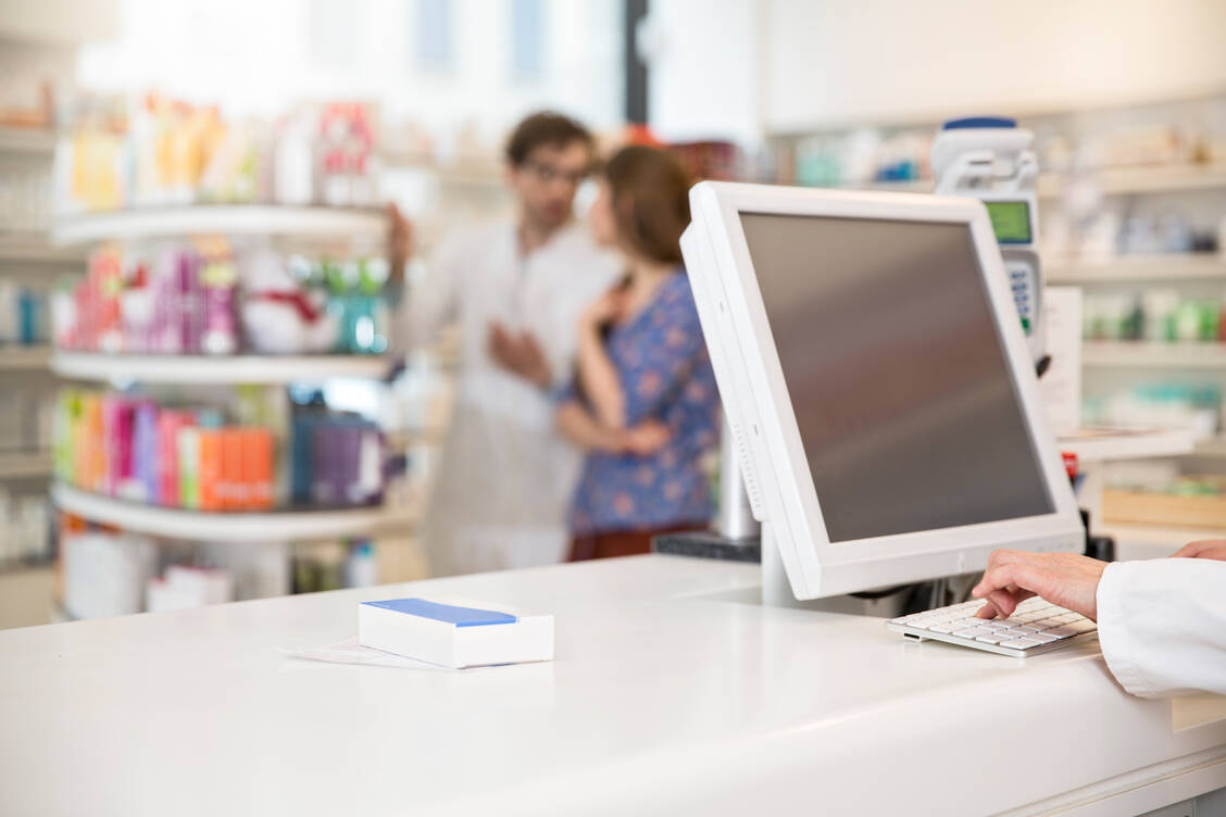 Apotheken müssen bis zum 30. Juni nachweisen, dass sie zwecks sicherer Kommunikation im Medizinwesen (KIM) über die entsprechende Anwendung verfügen. / Foto: Getty Images/Westend61