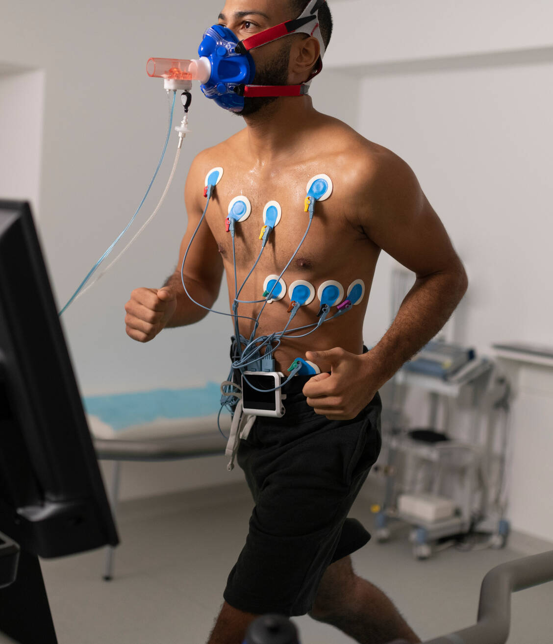 Bei der Ergo-Spirometrie wird die Atmung bei Anstrengung kontrolliert. / Foto: Getty Images/simonkr