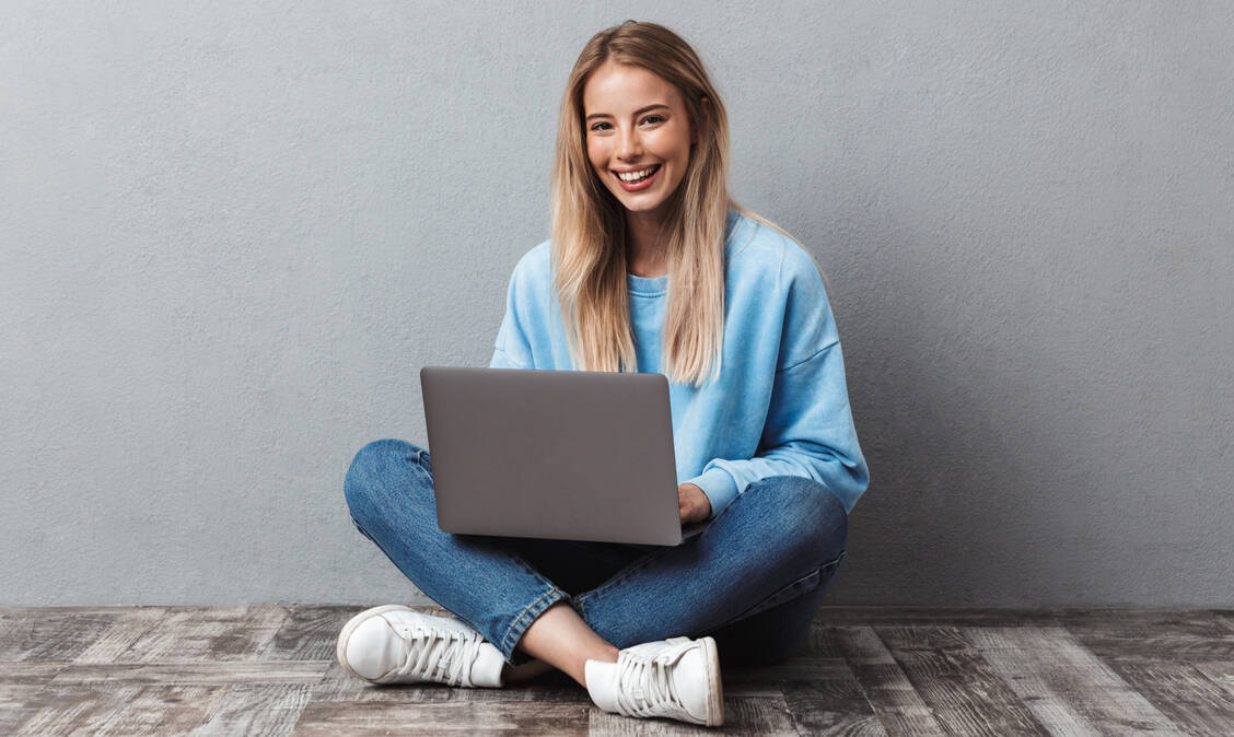 Das Internet kann Menschen glücklich machen. Seine Auswirkungen sollten laut einer Studie nicht immer verteufelt werden. / © Adobe Stock/Drobot Dean