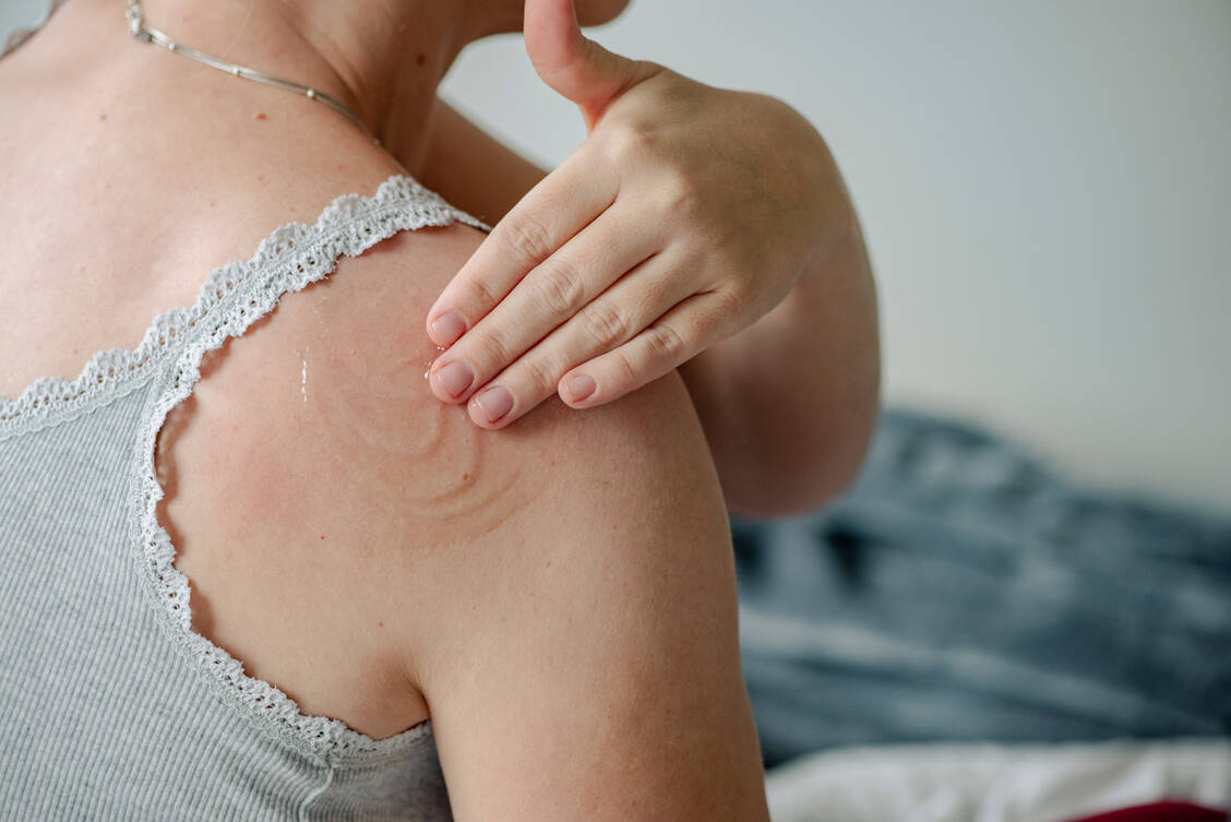 Ob eine Frau von einer Hormonersatztherapie profitiert, soll laut aktuellen Leitlinien individuell abgewogen werden. / Foto: Getty Images/Emilija Manevska