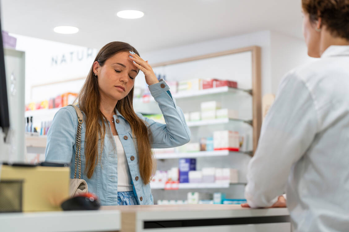 Apotheker sollten derzeit besonders wachsam sein, wenn Jugendliche nach Paracetamol verlangen. Die Abgabe an Minderjährige ist wie bei jedem Medikament immer eine Einzelfallentscheidung. / © Getty Images/Marc Calleja Lopez