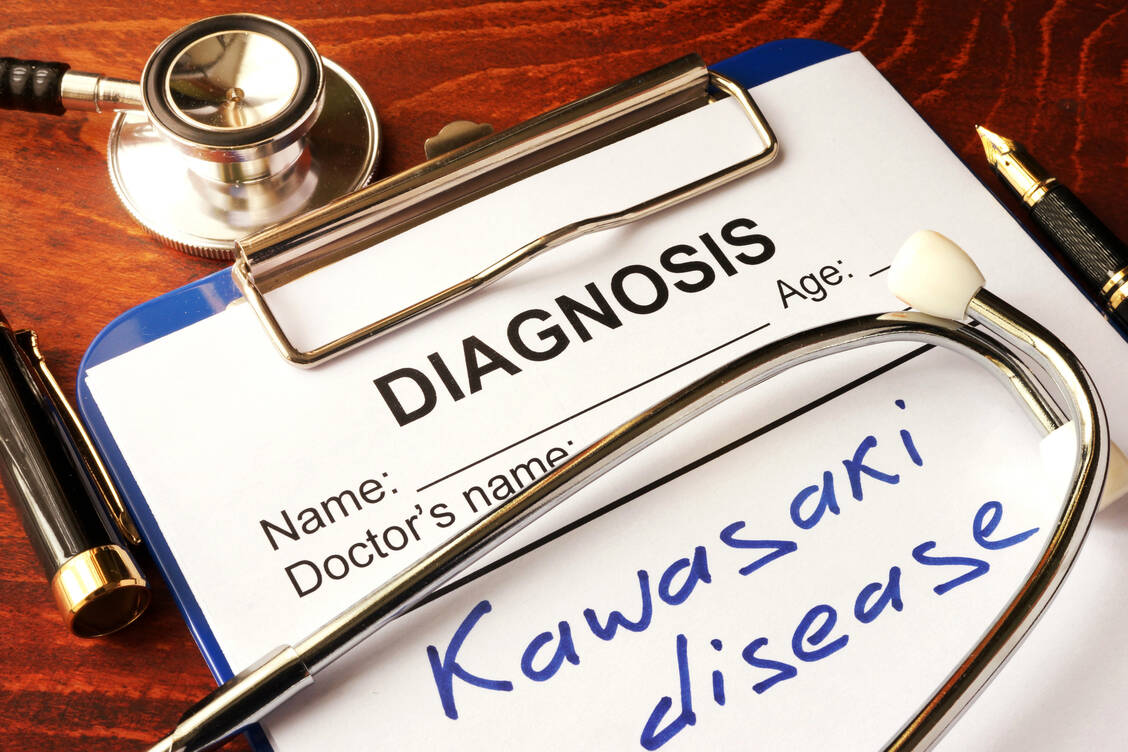 Die Diagnose Kawasaki-Syndrom stellen Ärzte bei Kindern nur selten. Gerade erhöhen sich jedoch die Fallzahlen, etwa in England. Daher bringen Mediziner einen möglichen Zusammenhang mit SARS-CoV-2 und der Gefäßerkrankung ins Spiel. / Foto: Adobe Stock/Vitalii Vodolazskyi