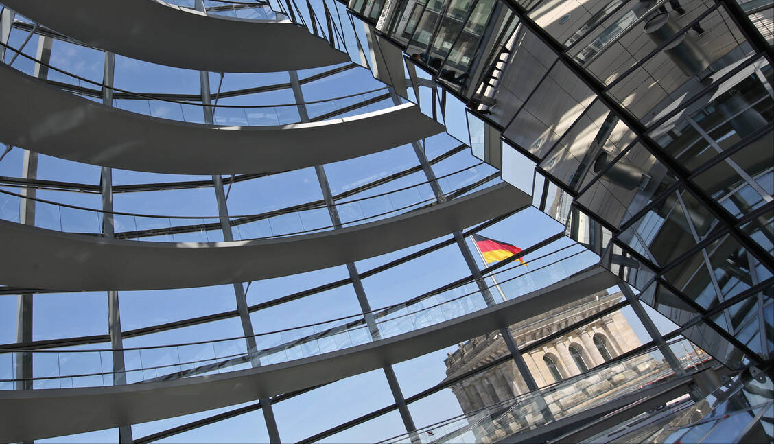 Die Zeit drängt: Aus Sicht der Kammer Hessen muss sich der Bundestag bereits in den nächsten Tagen mit der Stärkung der Präsenzapotheken befassen.  / Foto: Imago/Florian Schuh