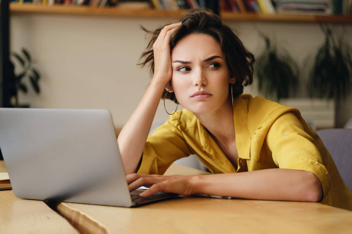 Selbstbild: Was tun, wenn das Ego Ferien macht und der innere Kritiker zu laut wird? Experten nennen Auswege aus dem negativen Gefühlen. / © Adobe Stock/Anton