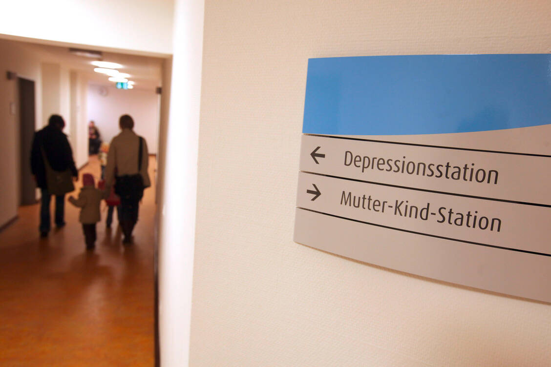 Bei schweren Depressionen ist eine stationäre Behandlung angebracht. Mutter-Kind-Stationen helfen, die Trennung von Mutter und Kind zu vermeiden. / Foto: Imago Images/biky