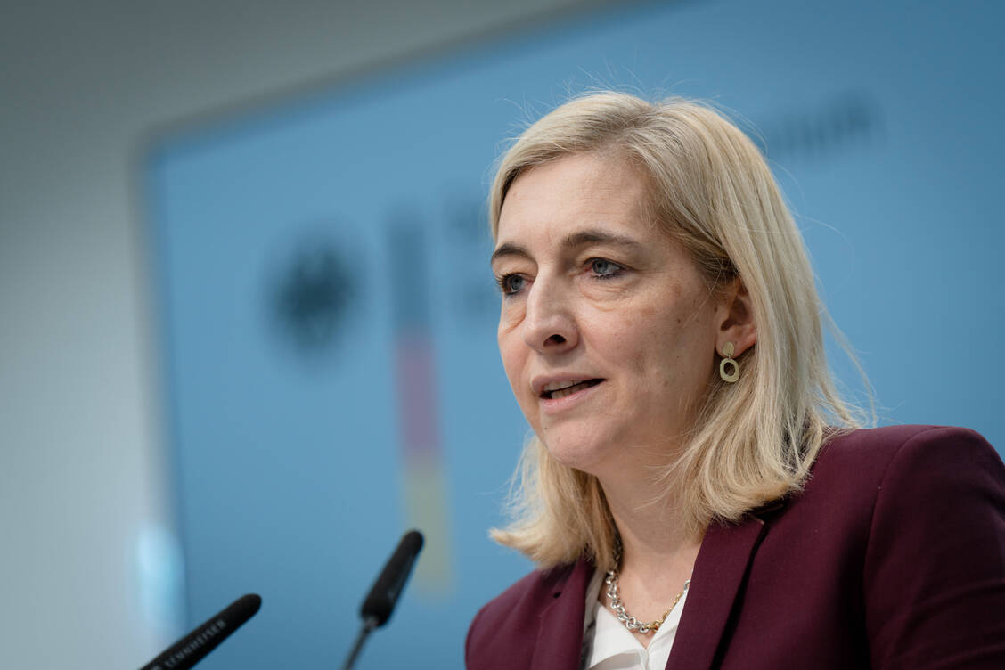 Bundesgesundheitsministerin Nina Warken (CDU) stellte die Pläne zur Reformierung des Notfallsystems vor. / © Imago/Bernd Elmenthaler