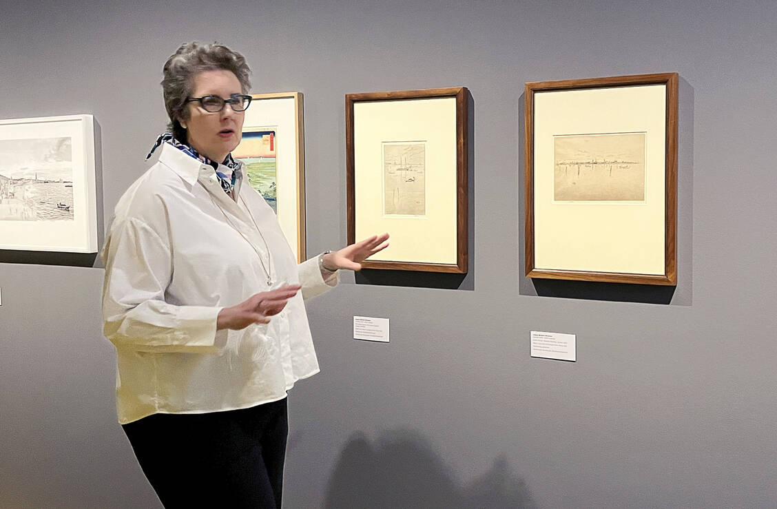 Die Kuratorin der Ausstellung, Katharina Henkel, vor Originalgrafiken Whistlers.  / © PZ/Kalisch