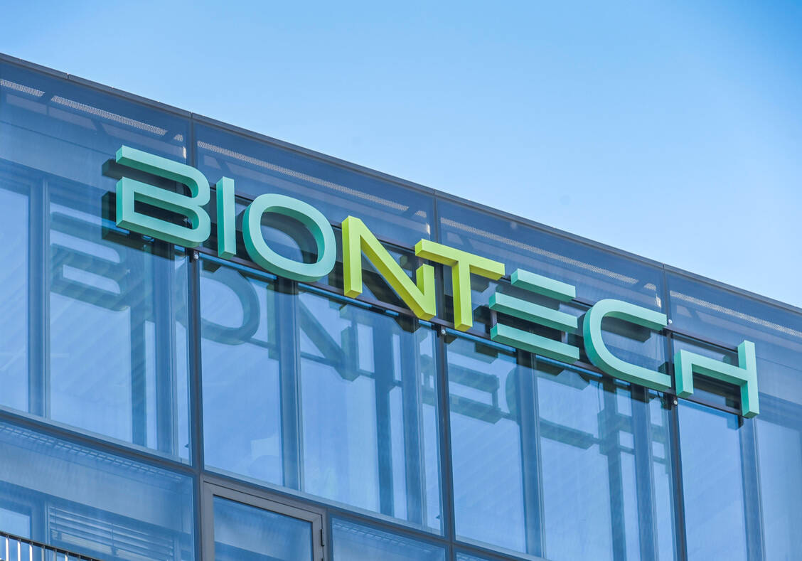 Biontech will laut Nachrichtenagentur Reuters die Produktion von Corona-Impfstoffen komplett an den US-Partner Pfizer übertragen. / © Imago/Schöning