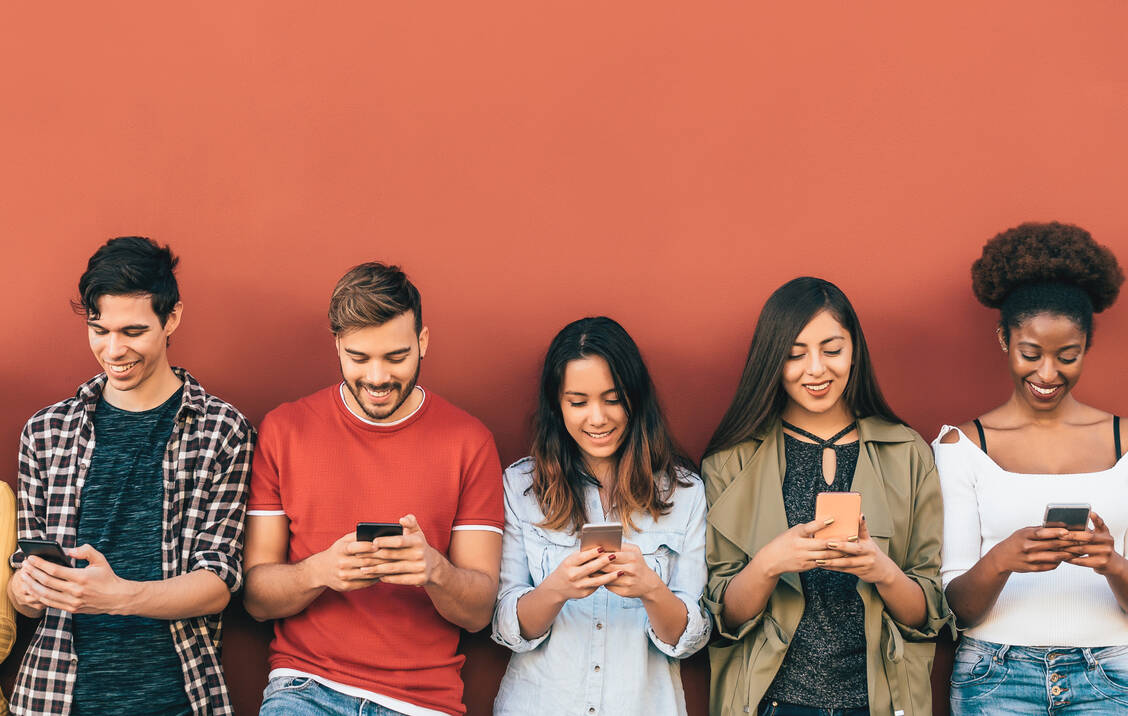 Social‑Media‑Plattformen aktivieren gezielt das Belohnungssystem im Gehirn. Wie viel Schaden Jugendlichen entsteht, ist aber noch unklar. / © Adobe Stock / Alessandro Biascioli