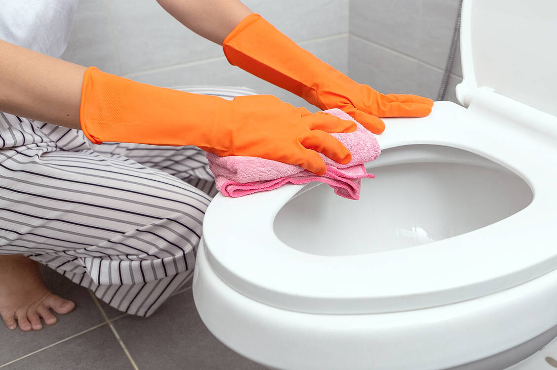 Menschen, die KMR-Arzneistoffe einnehmen, können die normale Toilette benutzen. Diese ist penibel sauber zu halten. / Foto: Adobe Stock/jayzynism