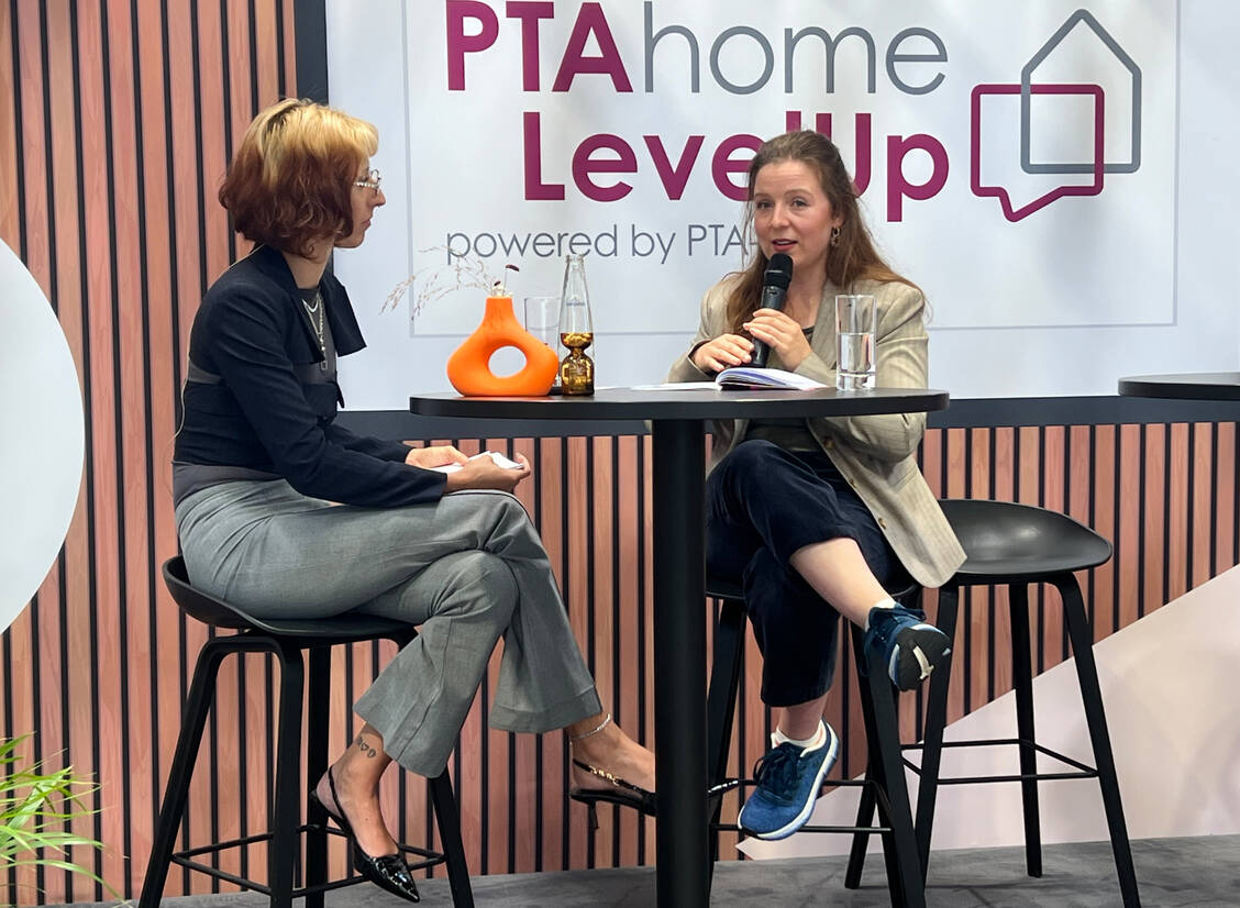 Moderatorin Paulina Kamm (links) und die Apothekerin Olivia Peter. / © PZ/Melanie Höhn