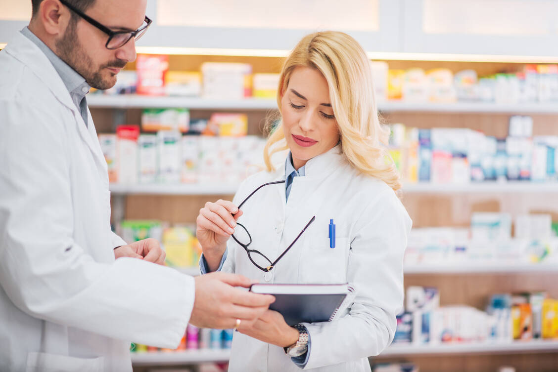 Zunächst gemeinsam im geschützten Rahmen Muster-Patientenfälle lösen, sieht das Hamburger Fortbildungskonzept unter anderem vor. / Foto: Getty Images/nortonrsx