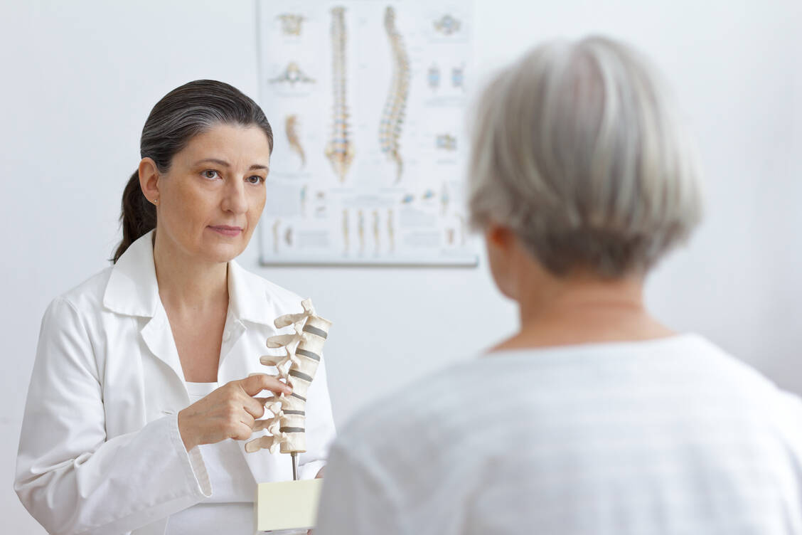 Für postmenopausale Frauen mit erhöhtem Frakturrisiko ist ein neues Osteoporose-Medikament in der EU zugelassen worden.  / Foto: Adobe Stock/agenturfotografin