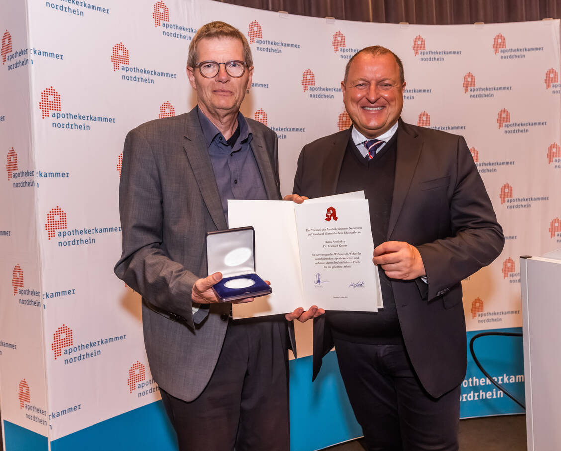 Für sein außerordentliches Engagement für die nordrheinische Apothekerschaft wurde Dr. Reinhard Kasper mit der Ehrengabe ausgezeichnet. / Foto: AKNR/Schütze