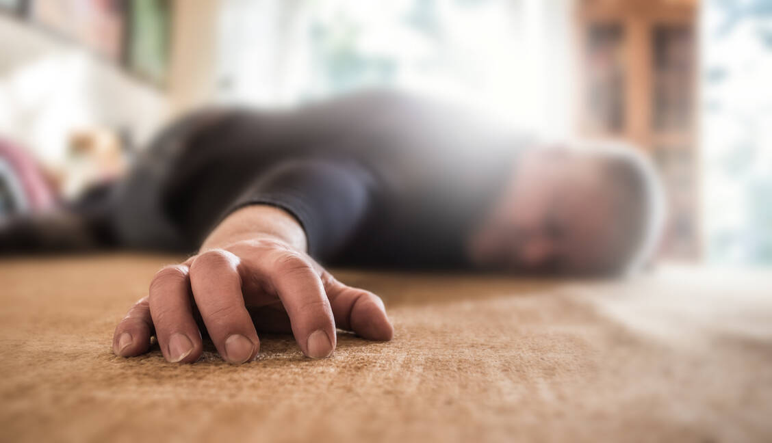 Methadon erhöht das Sturzrisiko. Das sollte bei der Off-Label-Anwendung in der Krebstherapie beachtet werden. / Foto: Adobe Stock/Rainer Fuhrmann