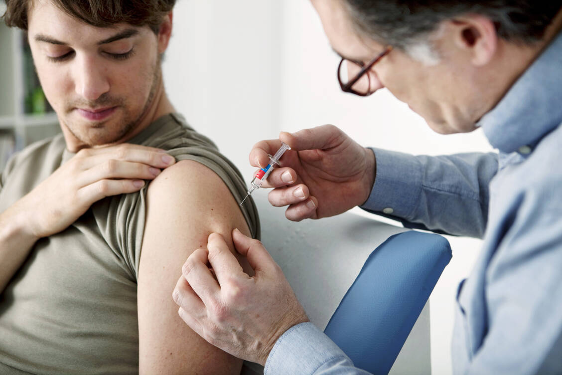 Immer mehr Menschen in Deutschland lassen sich impfen. Das geht aus Abrechendaten der Krankenkassen hervor. / Foto: Shutterstock/Image Point Fr