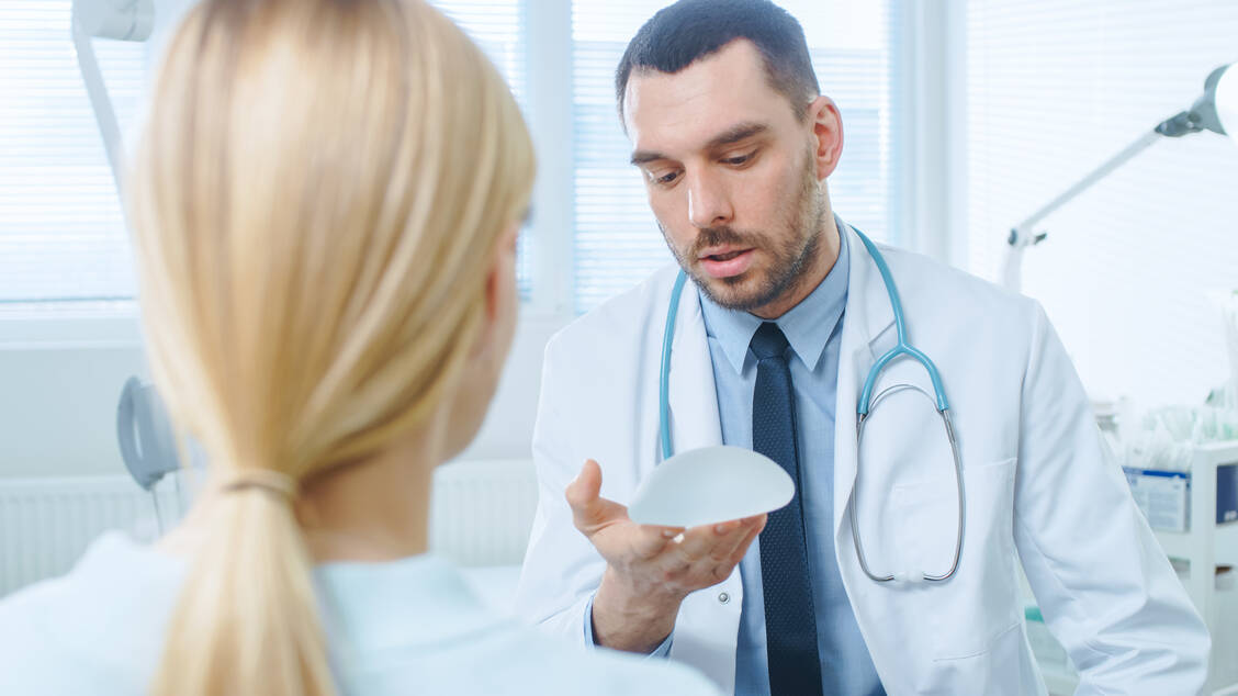 Die FDA rät Frauen, die keine Beschwerden haben, davon ab, ihre Implantate entfernen zu lassen. / Foto: Fotolia/Gorodenkoff