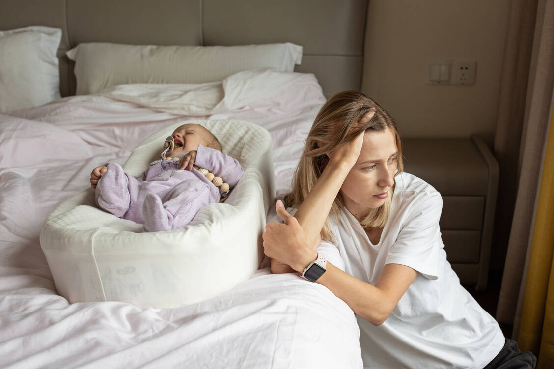 Nicht jede Mutter kann sich über die Geburt ihres Kindes uneingeschränkt freuen. Etwa 10 bis 15 Prozent der jungen Mütter entwickeln eine postpartale Depression. / © Shutterstock/alinabuphoto
