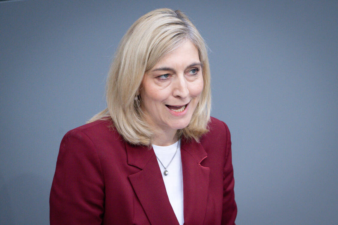 Reformbedarf im Gesundheitswesen gibt es reichlich. Ministerin Warken will sich an die Arbeit machen und dafür die Praktiker ins Boot holen. / © IMAGO/Political-Moments