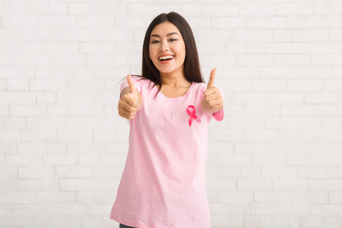 Daumen hoch für eine neue Therapieoption für Frauen mit HER2-negativem, fortgeschrittenen Brustkrebs. / Foto: Getty Images/Prostock-Studio
