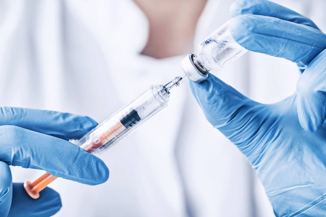Auch in Deutschland wird nun ein Impfstoffkandidat gegen das Coronavirus in einer Phase-II/III-Studie getestet. / Foto: Shutterstock/scyther5