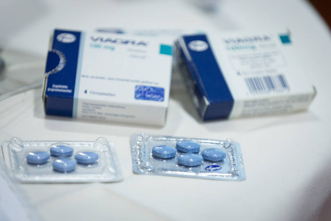 Besonders häufig stoßen die Kontrolleure auf Potenzmittel, Schmerzmittel, Schlaf- und Beruhigungsmittel oder sogar verschreibungspflichtige Präparate gegen Krebs und Depressionen. / © Imago images / photothek