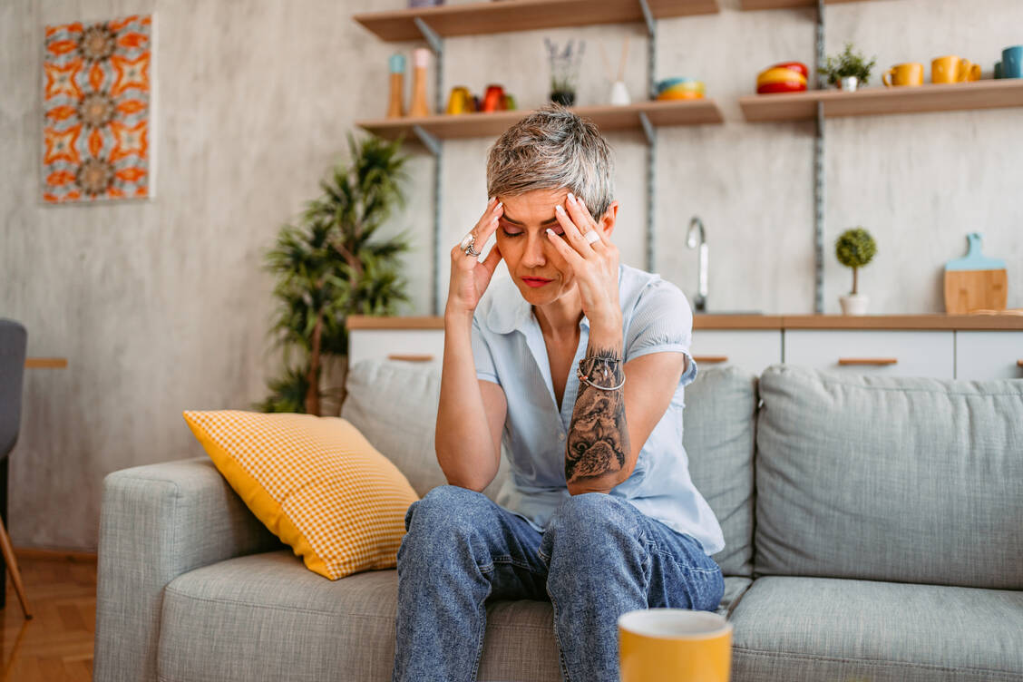 Im TK-Stressreport wird Stress als mentale Anspannung vor einer Herausforderung definiert. Wer die Situation meistert, kann regenerieren. / © Getty Images/Urbazon media