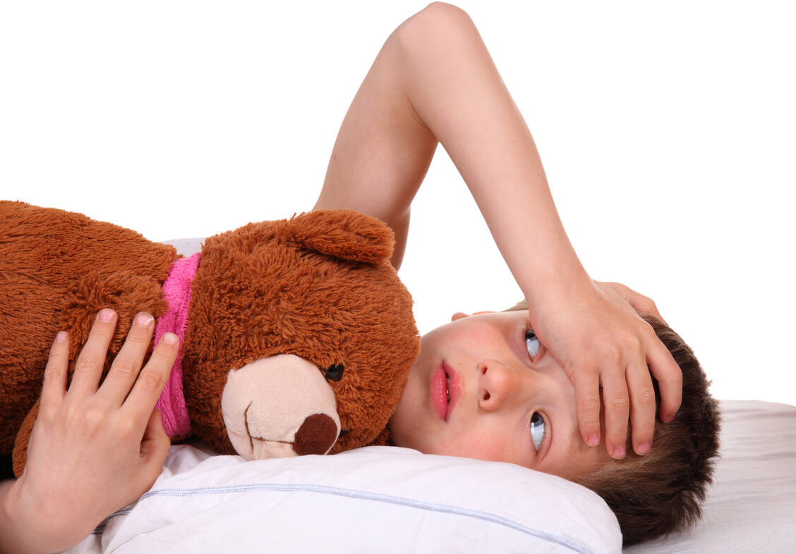 Kopfweh, eine banale Erkältung oder doch etwas Ernstes? Gezielte Fragen führen meist zu einer Einordnung. / © Adobe Stock/sabine hürdler