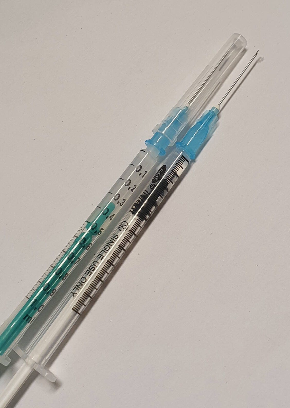 Feindosierspritzen mit Spardorn – in der grünen Spritze ist »Covid-19 Vaccine Moderna« aufgezogen, die andere enthält Kochsalz. / Foto: Christian Heckmann