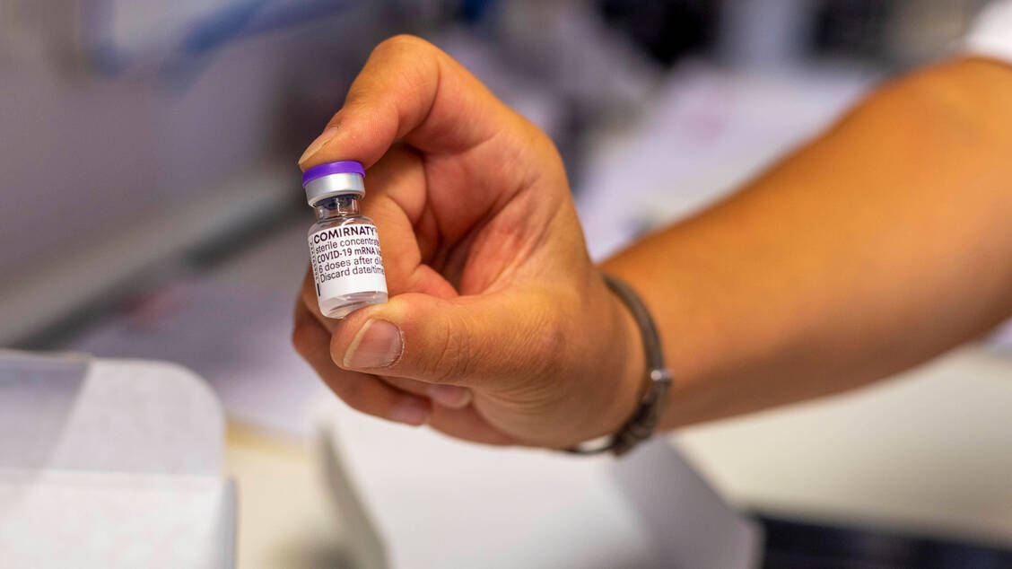 Die Abwicklung der Impfstoffe in den Apotheken ist aufwendig. Am häufigsten liefern sie das Biontech-Vakzin Comirnaty@ an die Praxen aus.  / Foto: Imago images/imagebroker