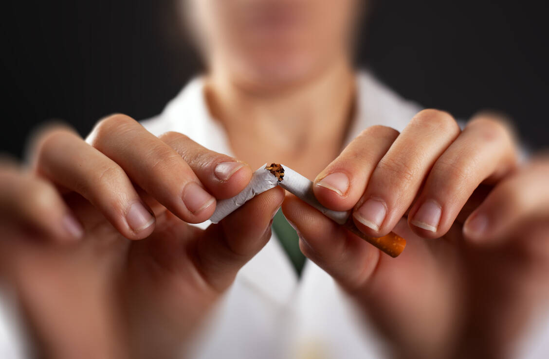 »Eine Frage geht immer«, lautet eine alte Beratungsweisheit. Das gilt auch, um abzuklopfen, ob jemand raucht und eigentlich aufhören will. / © Getty Images/Roman Budnyi