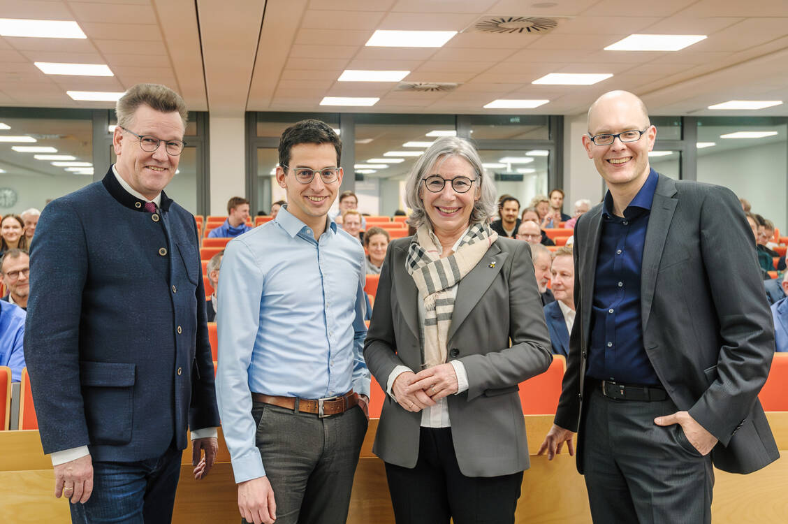 Rektor Professor Dr. Johannes Wessels, Professor Dr. Björn Burckhardt, Kammerpräsidentin Gabriele Regina Overwiening und Dekan Professor Dr. Frank Glorius (von links) / Foto: AKWL/Peter Dziemba