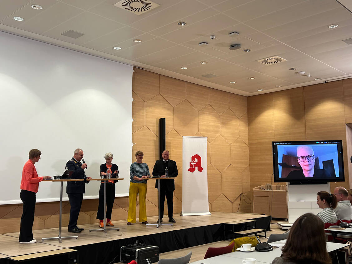 Diskutierten über Krisenvorsorge durch Apotheken (v.l.): Moderatorin und PZ-Redakteurin Daniela Hüttemann, Bernd Klaubert (Oberstapotheker der Bundeswehr), Maike Fedders (AG Krisenvorsorge), Ines Perea (BMG), BAK-Präsident Armin Hoffmann und Kristina Böhm (Amt für Gesundheit und Prävention der Landeshauptstadt Dresden). / © PZ/Melanie Höhn